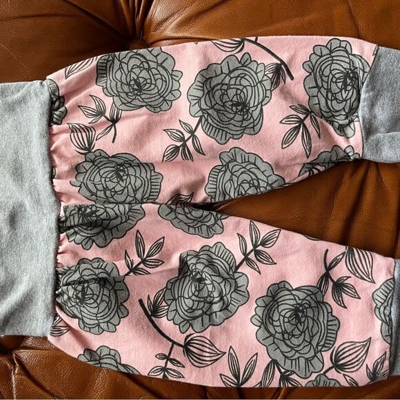 New 0-3 month pink and gray pant set - Picture 3 of 3